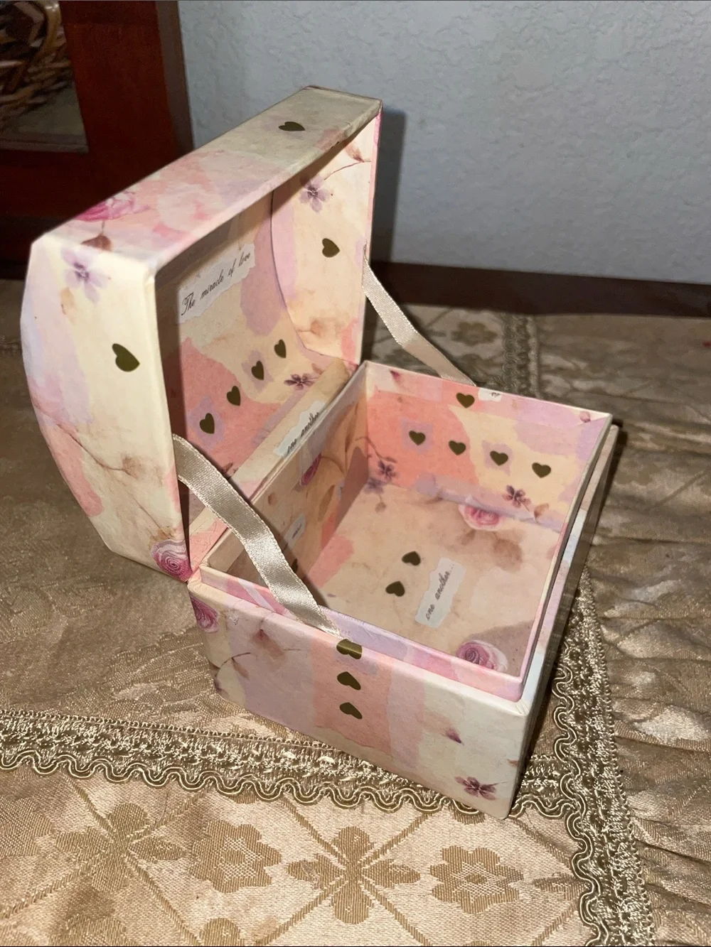 Vintage Tri-Coastal Designs, Inc.  botanical+ hearts Dome Keepsakes box. 5x4”